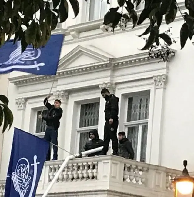 چند نفر از هواداران آیت‌الله صادق شیرازی، وارد سفارت ایران شدند