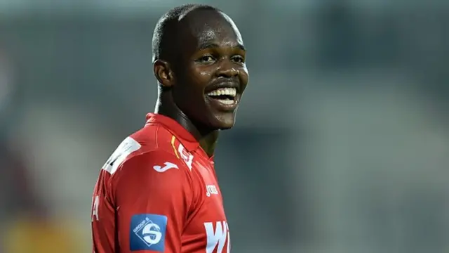 L’international zimbabwéen Knowledge Musona après avoir marqué le but d'ouverture pendant le match contre Waasland Beveren le 27 août