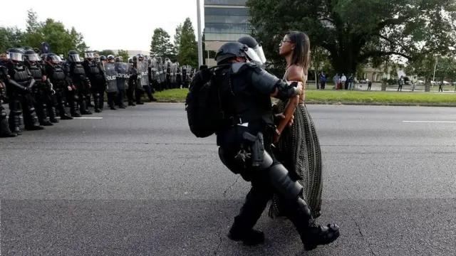 ፖሊሶች አንዲት ጥቁር ሴትን ይዘው