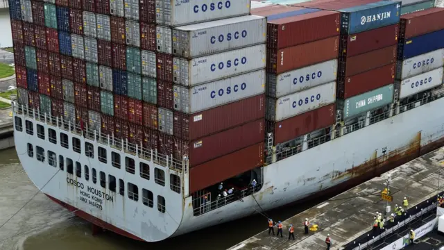 El carguero Cosco Houston fue uno de los primeros que navegó para probar la nueva ampliación del canal.