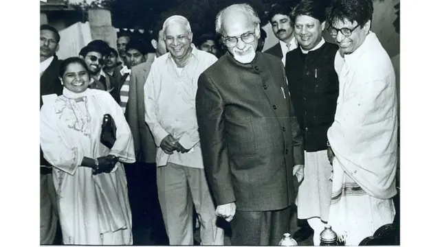 बसप नेते कांशीराम आणि मायावती, सोबत तत्कालीन पंतप्रधान इंद्रकुमार गुजराल, काँग्रेस नेते माधवराव सिंदिया आणि लोकदल नेते अजित सिंह