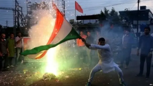 कलम 370 रद्द केल्यानंतर जल्लोष