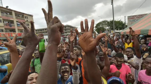 Des partisans célèbrent une prétendue libération de l'ancien président ivoirien Laurent Gbagbo alors que la décision de la Cour pénale internationale (CPI) est toujours en suspens, le 14 décembre 2018, dans le quartier populaire de Yopougnon, à Abidjan