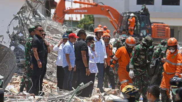 Presiden Joko Widodo (tengah) meninjau upaya evakuasi di Hotel Roa-Roa, Palu, Sulawesi Tengah, pada Rabu (3/10) lalu.