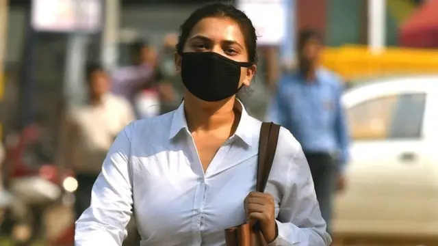 మాస్కు ధరించిన యువతి