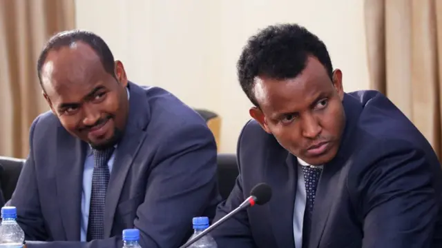 Afhayeenka madaxweynaha Cabdikariim Cali Kaar (Bidix) Agaasimaha warfaafinta madaxtooyada Cabdiqaadir Cali Dige (Midig)