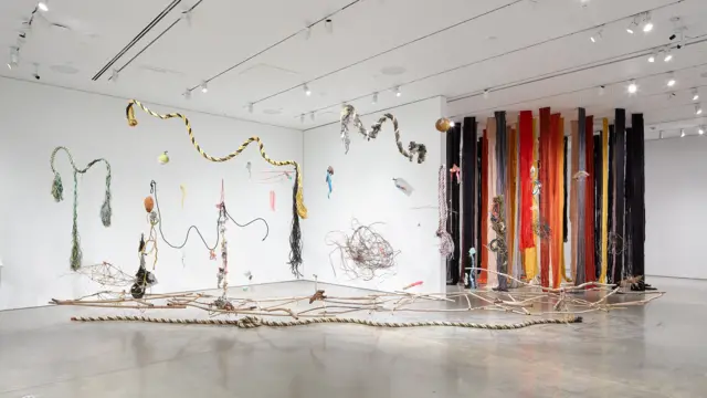Instalación con quipu de Cecilia Vicuña, en el Museo de Arte de Berkeley, EE.UU.