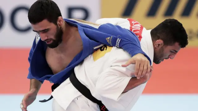 Khasan Khalmurzaev oo la dagaallamaya Saeid Mollaei