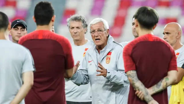 Marcello Lippi in talking to players