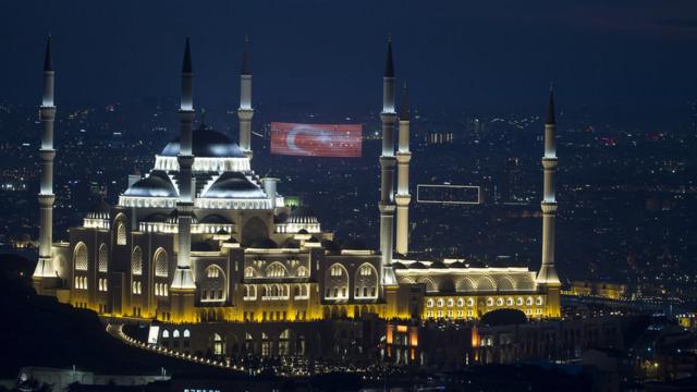 صورة جوية للمسجد ليلا وعليه علم تركيا