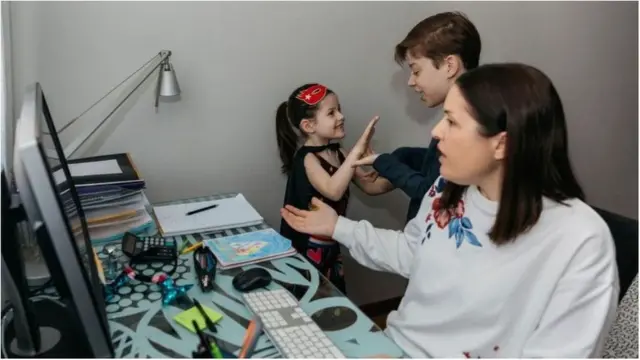 يتعرض الآباء للضغوط النفسية بشتى أنواعها، ولا سيما أثناء جائحة كورونا المستجد، وقد بات من الصعب التعامل بإيجابية مع هذه الضغوط