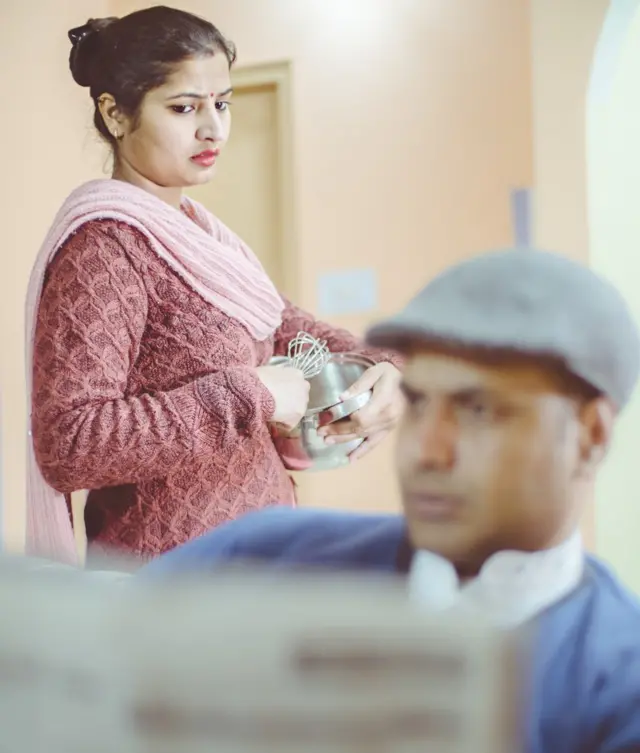 ఇంట్లో సేవ చేస్తున్న భార్య.. ప్రతీకాత్మక చిత్రం