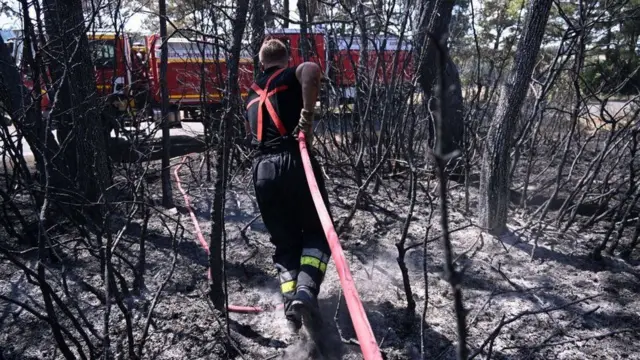 Les pompiers gèrent les conséquences d'un incendie en France.