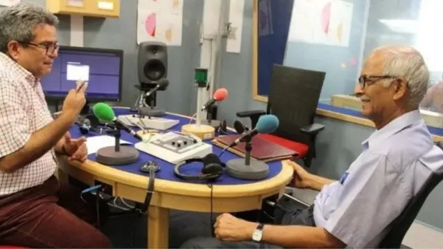 रेहान फ़ज़ल (बाएं) और जनरल वीके सिंह (दाएं) बीबीसी स्टूडियो में