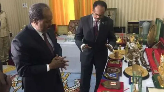 Rais wa zamani wa Somalia kushoto baada ya kumakabidhi rais mpya kulia mamlaka