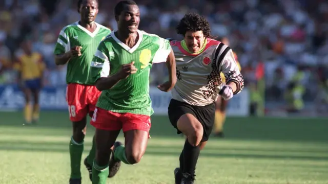 ১৯৯০ সালের বিশ্বকাপে কলম্বিয়ার সাথে ম্যাচে ক্যামেরুনের গোলমুখে রজার মিলা; ঐ বিশ্বকাপের অন্যতম নায়ক মিলা দলকে কোয়ার্টার ফাইনালে নিয়ে গিয়েছিলেন তিনি