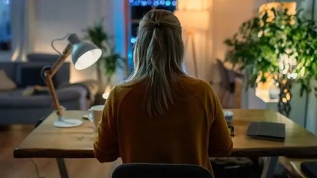 책상에 앉아있는 여성의 뒷모습