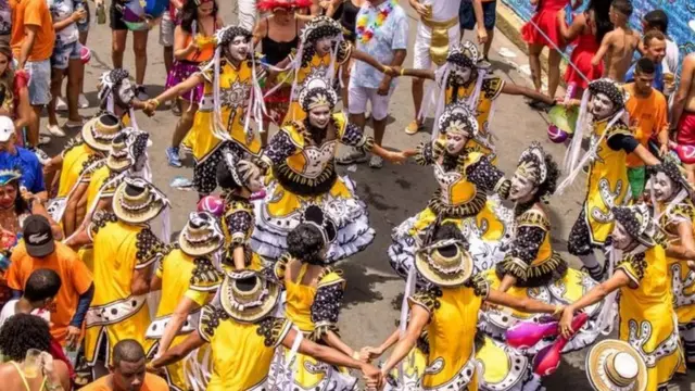 Foliões comemoram o Carnaval