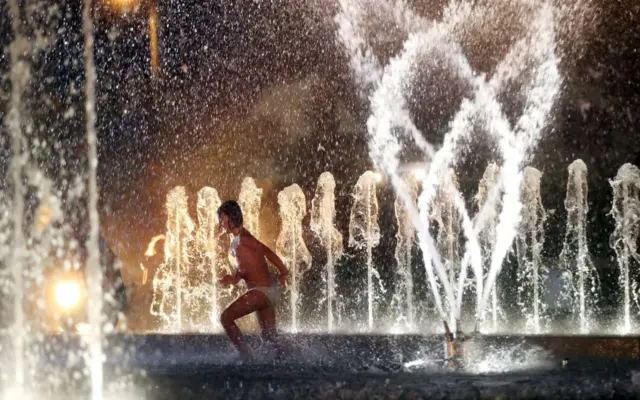 آب بازی یک کودک در آب نمای شهر