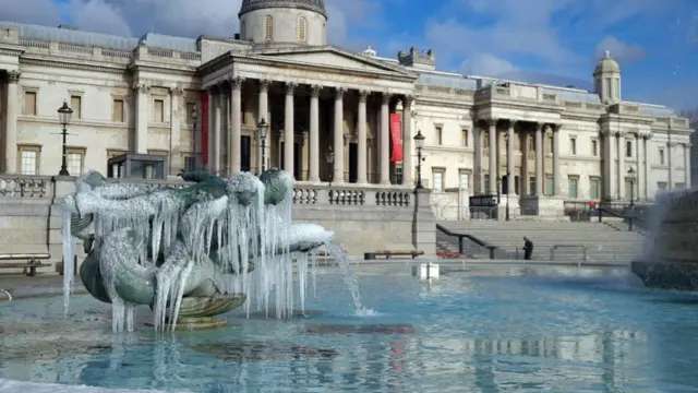 رقاقات الثلج تتدلى من تمثال لدلفين وحورية البحر