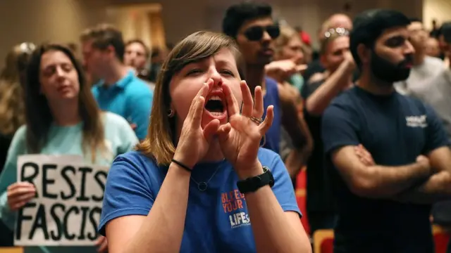 Una joven abuchea a Spencer