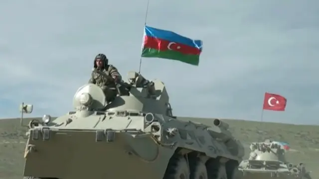 Zirehli texnika üzərində Türkiyə və Azərbaycan bayraqları