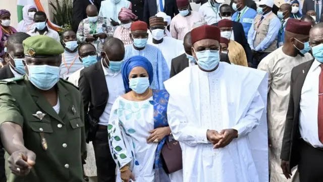 Mahamadou Issoufou, en boubou blanc après après avoir voté dimanche