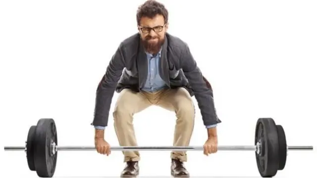 ਭਾਰ ਚੁੱਕ ਰਿਹਾ ਮੁੰਡਾ