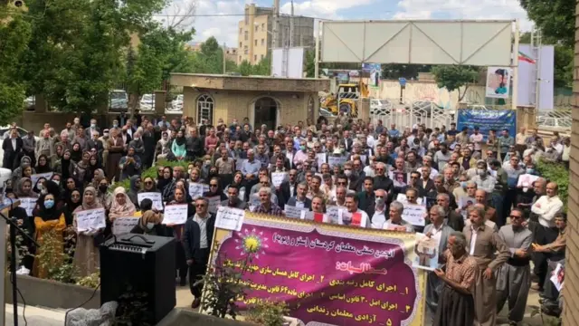 تجمع اعتراضی معلمان در شهر سقز کردستان
