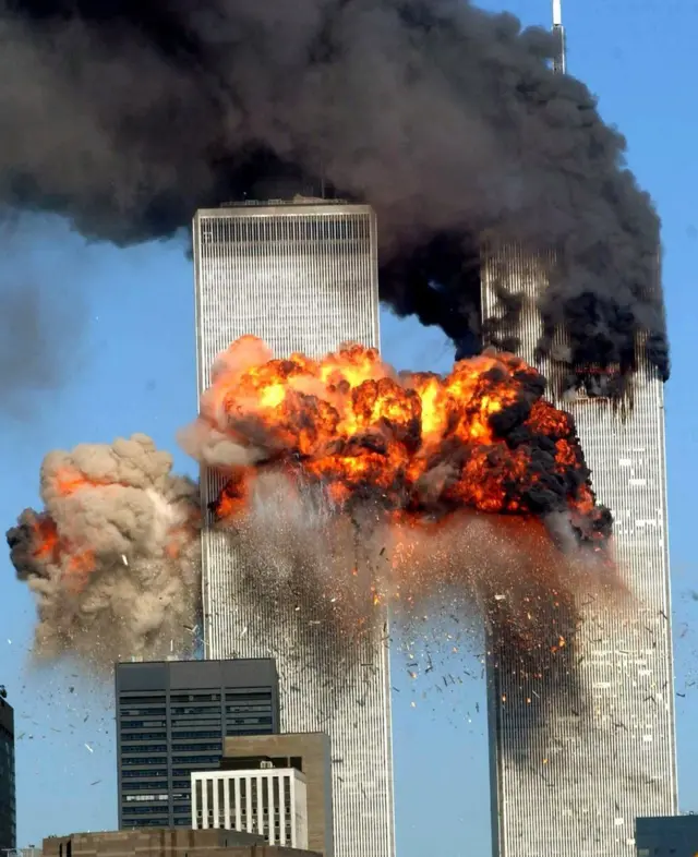 11 સપ્ટેમ્બર 2011ના દિવસે ઉગ્રવાદી હુમલા પછી સળગી રહેલા અમેરિકાના ટ્વિન ટાવર.