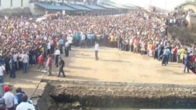 Raia wakisubiri kuvuka katika kivuko cha Ferry Mombasa Kenya