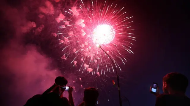 வாதம்-விவாதம்: பட்டாசை வெடிக்க வேண்டுமா, தவிர்க்க வேண்டுமா?