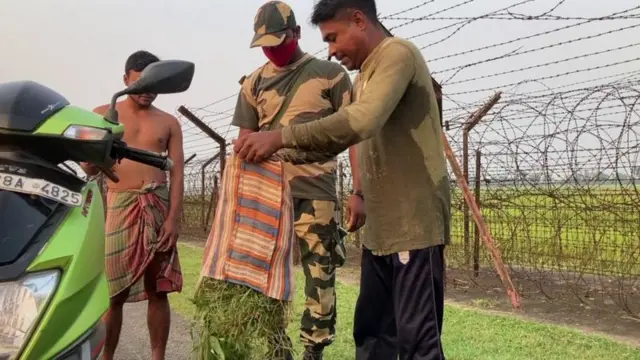 সীমান্ত পারাপারকারীদের তল্লাশি।