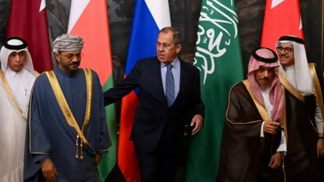 به غیر از سرگئی لاوروف وزیر خارجه روسیه (نفر سوم از راست) که میزبان نشست بوده، وزرای خارجه قطر، عمان، عربستان سعودی، امارات متحده عربی، کویت و بحرین هم بیانیه را امضا کرده‌اند