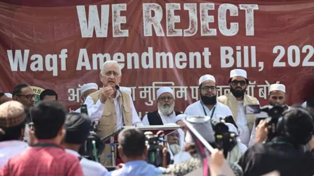 विरोधकांचे म्हणणे आहे की सरकार विधेयकात बदल करण्याच्या बहाण्याने वक्फच्या मालमत्तेवर ताबा मिळवू इच्छित आहे.