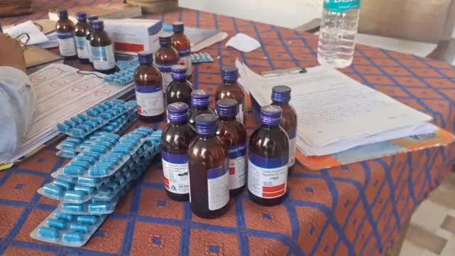 कफ़ सिरप की शीशियां और दवाओं के पत्ते