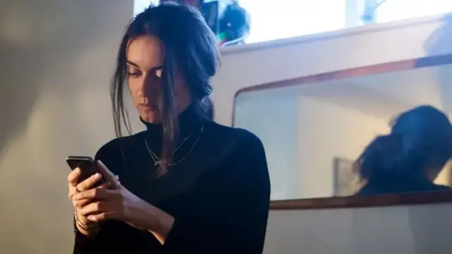 Mulher olhando para o celular