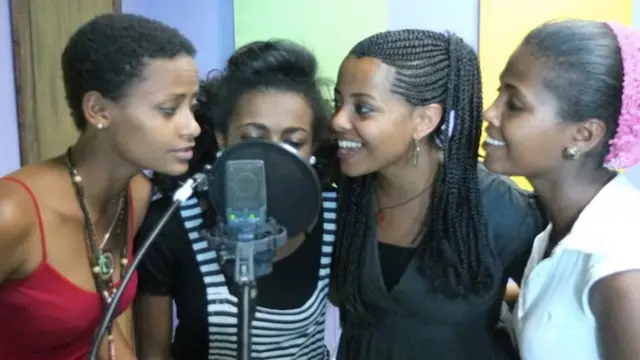 Группа Yegna у микрофона