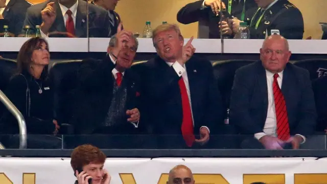 Trump s'en prend aux joueurs de la NFL qui boycottent l'hymne national.