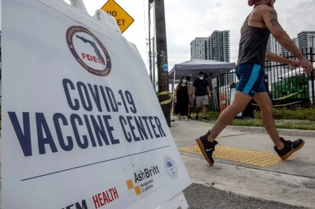 ศูนย์ฉีดวัคซีนโควิด-19 แห่งหนึ่งในรัฐฟลอริดา ของสหรัฐฯ