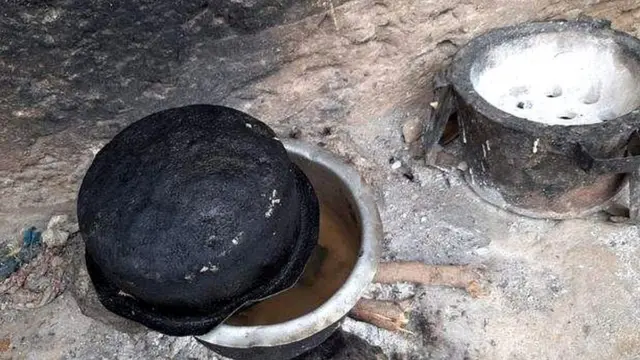 भांड्यात ठेवलेले दगड