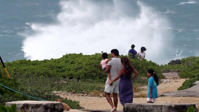 жители Окинавы на побережье