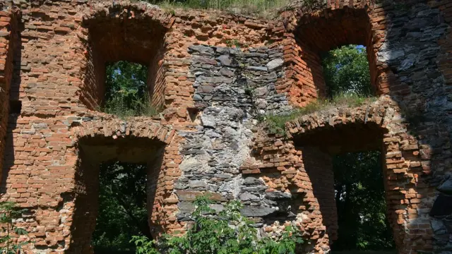 Мури середньовічного замку стали основою барокової резиденції XVIII століття