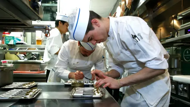 Cozinheiros trabalhando