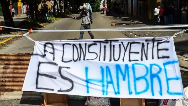 "La Constituyente es hambre", dice la pancarta