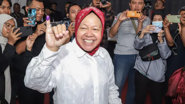 Calon Gubernur Jawa Timur nomor urut tiga Tri Rismaharini menunjukan jari yang telah dicelup tinta usai melakukan pencoblosan di TPS 16 Kelurahan Jajar Tunggal, Surabaya, Jawa Timur, Rabu (27/11/2024).