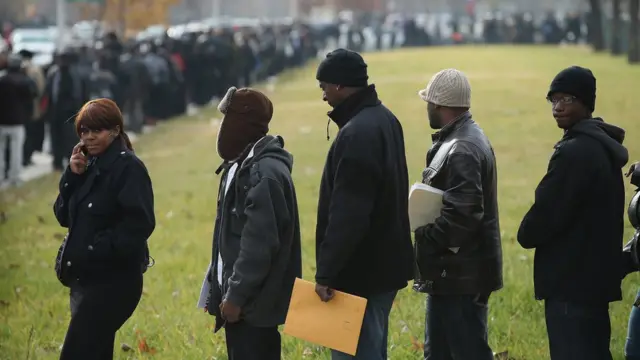 Personas hacen fila para encontrar un empleo en Chicago