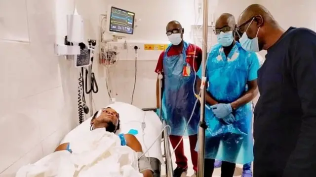 Guverineri Babajide Sanwo-Olu wa leta ya Lagos yagiye mu bitaro gusura abakomeretse