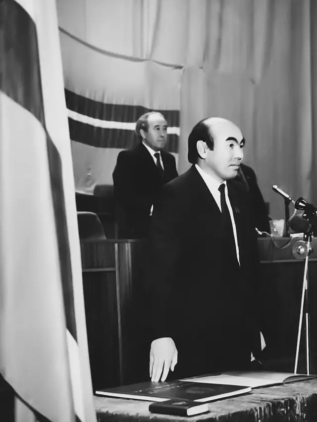 Аскар Акаев Кыргызстандын Президенти болуп шайланып, Жогорку Кеңеште ант берип жаткан учуру.