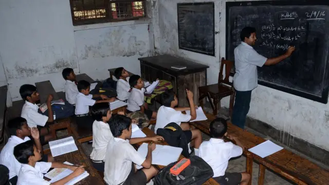 পশ্চিমবঙ্গে সব স্কুলে ২০১৭ সালে বাধ্যতামূলক বাংলা পড়ানোর নির্দেশ দেয় রাজ্যের শিক্ষামন্ত্রী।